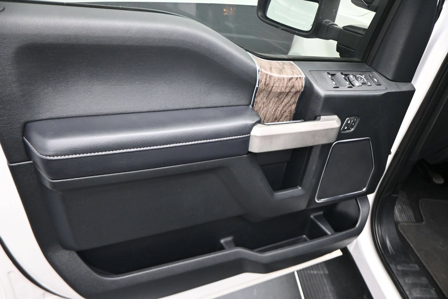 Used 2019 Ford F350 Lariat w/ Lariat Ultimate Package AWD/4WD image 3