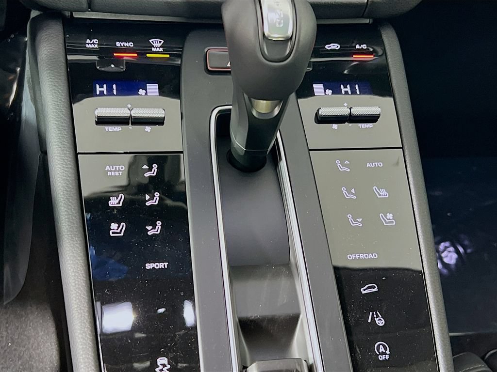Certified 2026 Porsche Macan AWD/4WD image 18