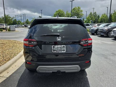 Used 2025 Honda Pilot TrailSport image 5