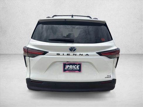 Used 2021 Toyota Sienna XLE FWD image 4