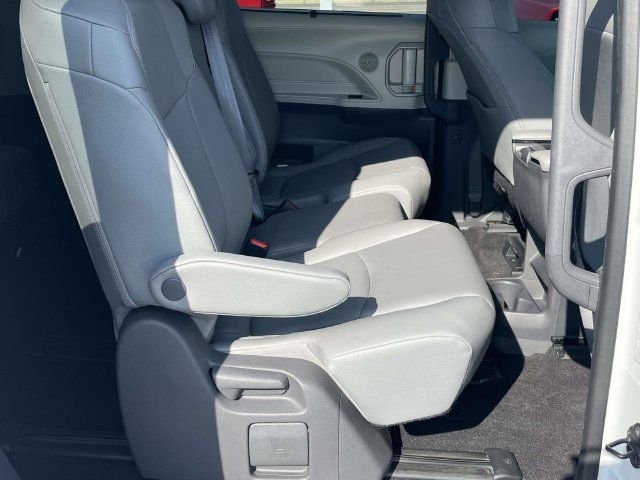 Used 2021 Toyota Sienna XLE FWD image 23