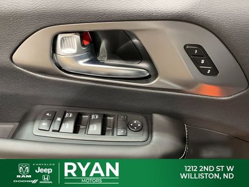 New 2026 Chrysler Pacifica Select image 40