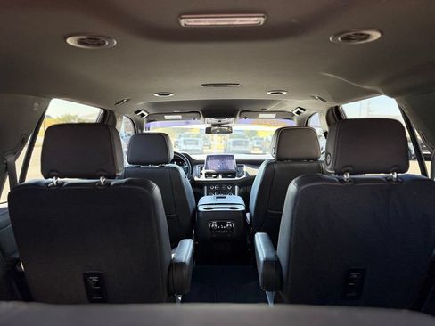 Used 2024 GMC Yukon SLT w/ SLT Luxury Package RWD image 7