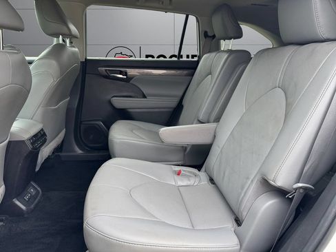 Used 2022 Toyota Highlander Platinum AWD/4WD image 18