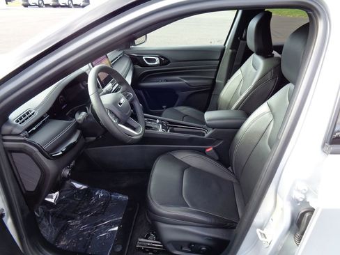 Certified 2024 Jeep Compass Limited w/ High Altitude Package image 8