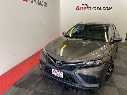 Used 2021 Toyota Camry SE image 3