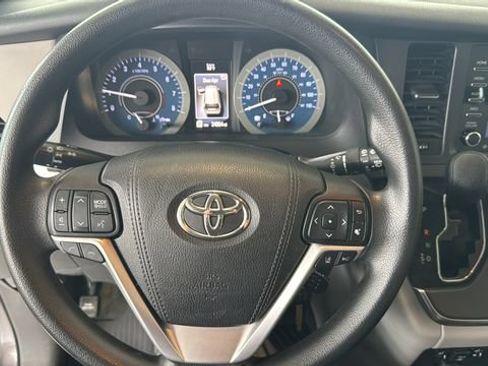 Used 2018 Toyota Sienna LE FWD image 12