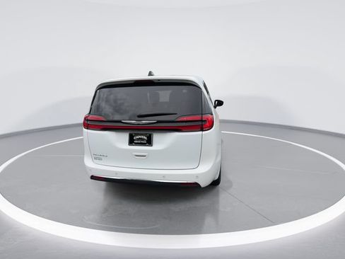 Used 2023 Chrysler Pacifica Touring-L FWD image 7