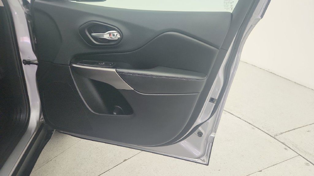 Used 2019 Jeep Cherokee Latitude w/ Popular Appearance Group FWD image 28