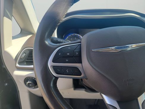 Used 2018 Chrysler Pacifica Touring-L FWD image 15