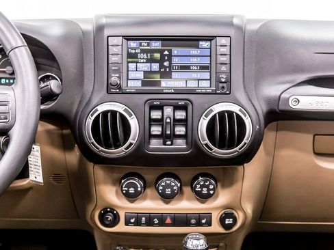 Used 2014 Jeep Wrangler Unlimited Sahara w/ Connectivity Group AWD/4WD image 18