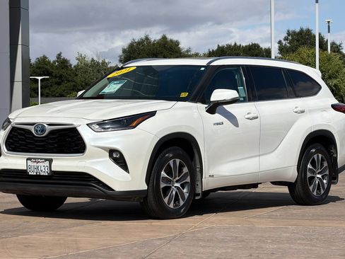 Used 2021 Toyota Highlander XLE AWD/4WD image 8