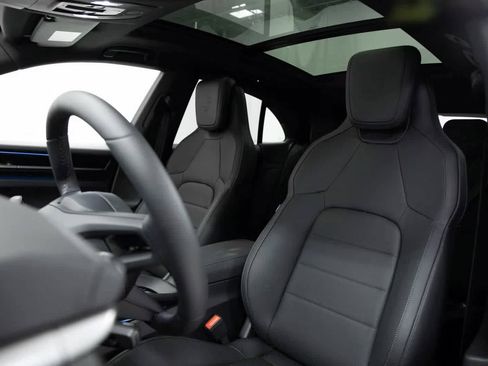 Certified 2025 Porsche Macan Electric image 5