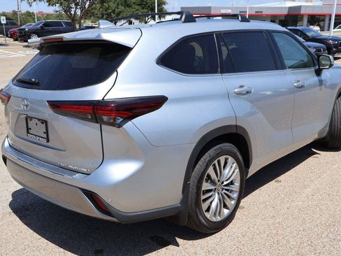 Used 2025 Toyota Highlander Platinum AWD/4WD image 3