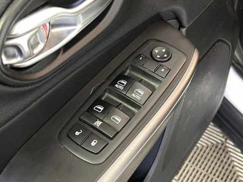 Used 2019 Jeep Cherokee Limited image 14