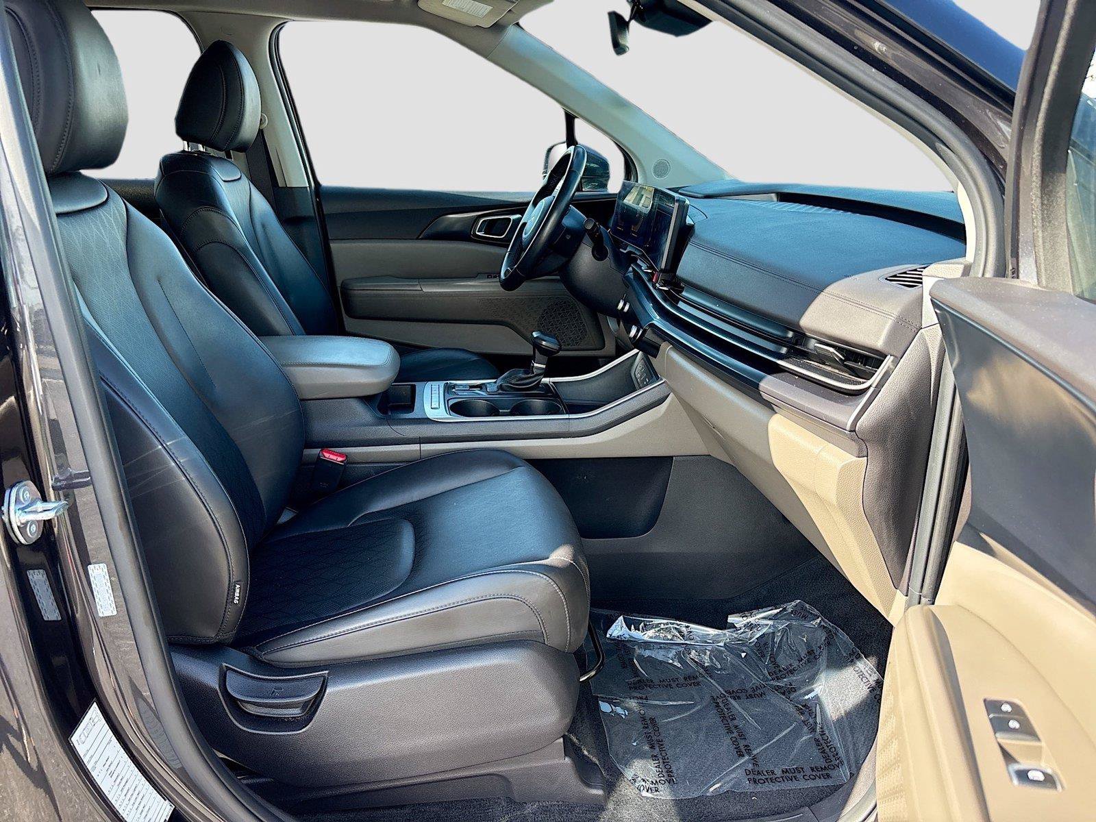 Used 2025 Kia Carnival FWD image 29