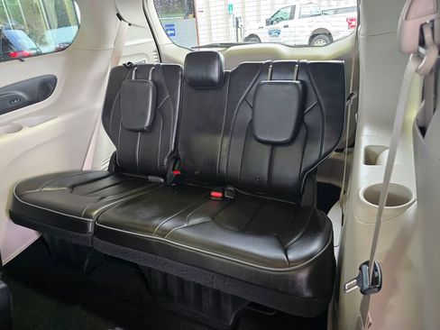 Used 2020 Chrysler Pacifica Limited FWD image 12