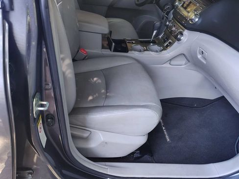 Used 2012 Toyota Highlander SE w/ Tow Pkg FWD image 29