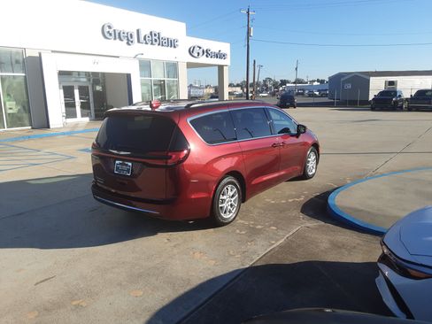 Used 2022 Chrysler Pacifica Touring-L w/ Uconnect Theater Family Group image 7