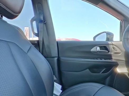 Used 2025 Chrysler Pacifica Select FWD image 32