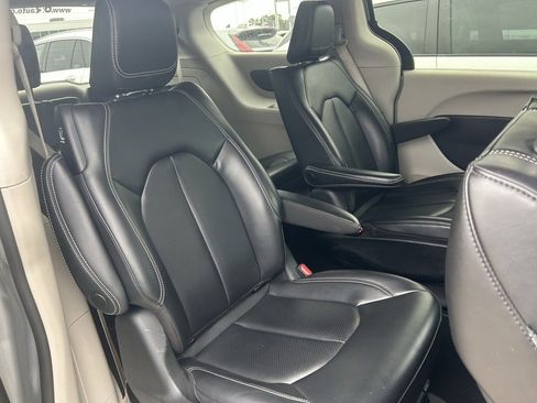 Used 2023 Chrysler Pacifica Touring-L image 11