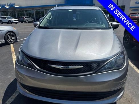 Used 2020 Chrysler Voyager L FWD image 2
