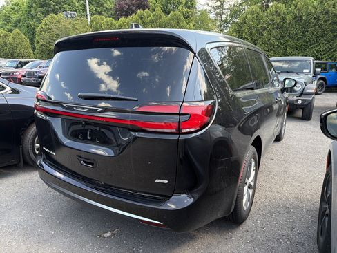 New 2027 Chrysler Pacifica Select w/ Family Tech Group AWD/4WD image 7