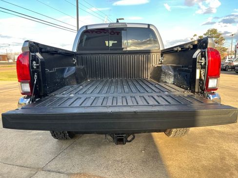 Used 2021 Toyota Tacoma SR5 AWD/4WD image 19