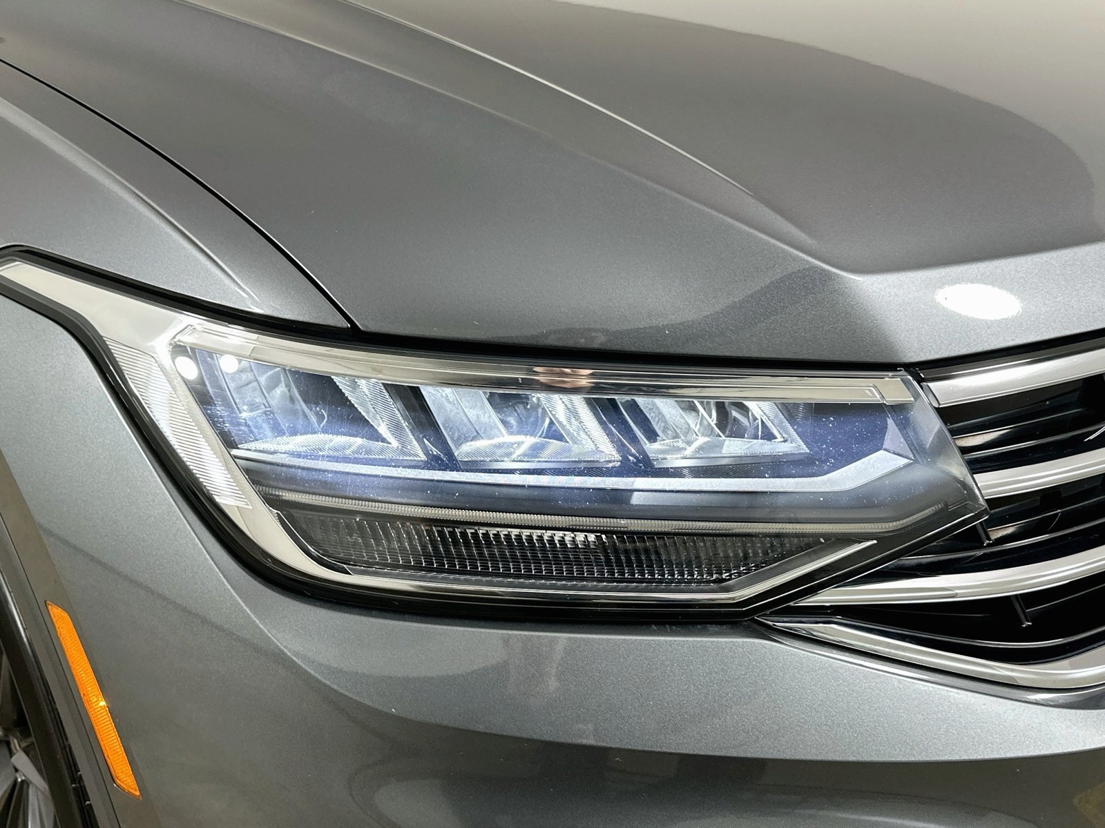 Used 2023 Volkswagen Tiguan SE w/ Panoramic Sunroof Package AWD/4WD image 9