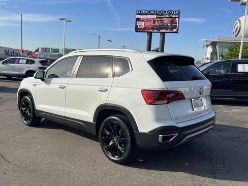 Certified 2022 Volkswagen Taos SE image 3