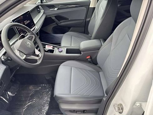 New 2025 Volkswagen Tiguan SE image 4