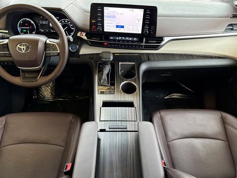 Certified 2024 Toyota Sienna Platinum image 16