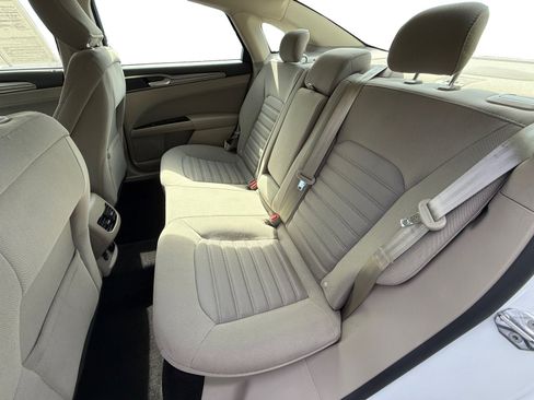 Used 2017 Ford Fusion SE FWD image 16