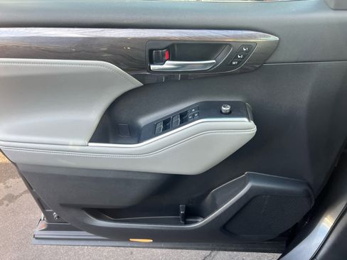 Used 2022 Toyota Highlander Limited image 16