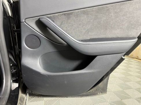 Used 2022 Tesla Model Y Long Range image 25