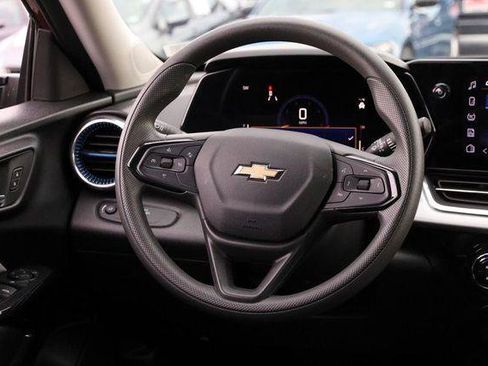Used 2025 Chevrolet Trax LT FWD image 23