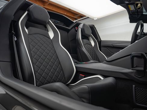 Used 2019 Lamborghini Aventador S image 28