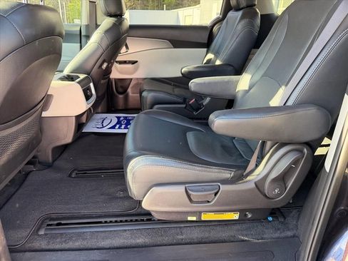 Used 2023 Kia Carnival LX FWD image 13