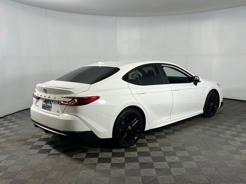 Used 2025 Toyota Camry SE image 6