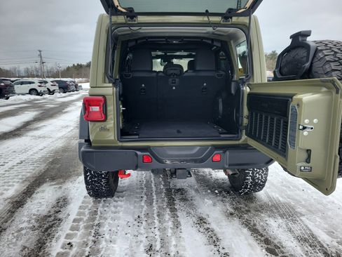 Used 2025 Jeep Wrangler Unlimited Rubicon w/ Convenience Group image 17