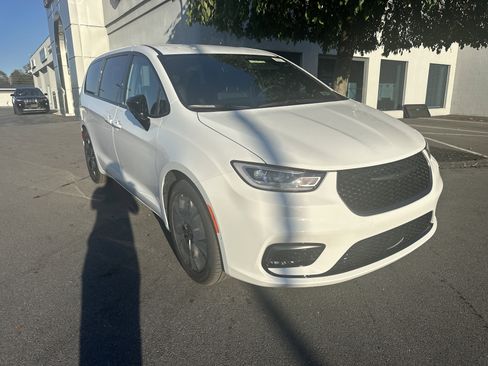 New 2026 Chrysler Pacifica Select image 1