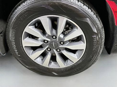 Used 2024 Chrysler Pacifica Select image 32