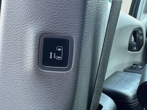 Used 2018 Chrysler Pacifica Touring-L Plus w/ Tire & Wheel Group FWD image 12