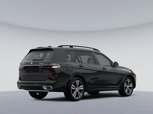 Used 2023 BMW X7 xDrive40i w/ M Sport Package image 3