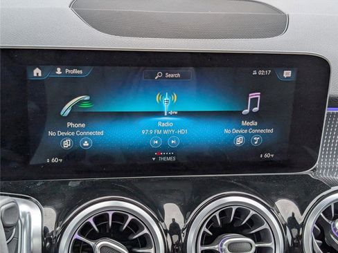 Used 2020 Mercedes-Benz GLB 250 4MATIC w/ Premium Package image 26