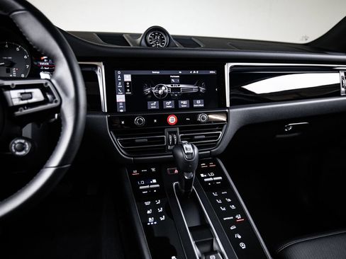 Certified 2026 Porsche Macan AWD/4WD image 19