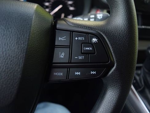 Used 2024 Toyota Sienna LE AWD/4WD image 5