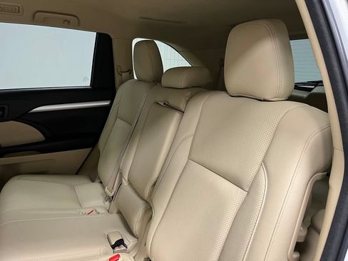 Used 2018 Toyota Highlander Plus w/ Carpet Mat Package (TMS) AWD/4WD image 47