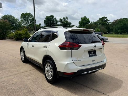 Used 2018 Nissan Rogue SV w/ Premium Package FWD image 3