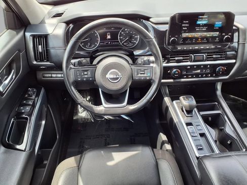 Used 2025 Nissan Pathfinder SL FWD image 4